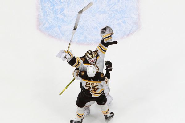 Goalie goal: Bruins' Ullmark scores empty-netter