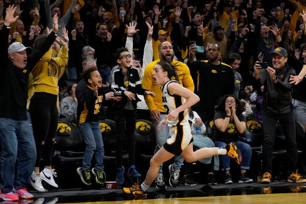 Iowa’s Clark hits 3 at buzzer to beat No. 2 Indiana