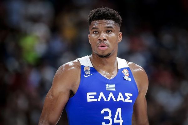 Giannis (knee) won’t play in FIBA World Cup