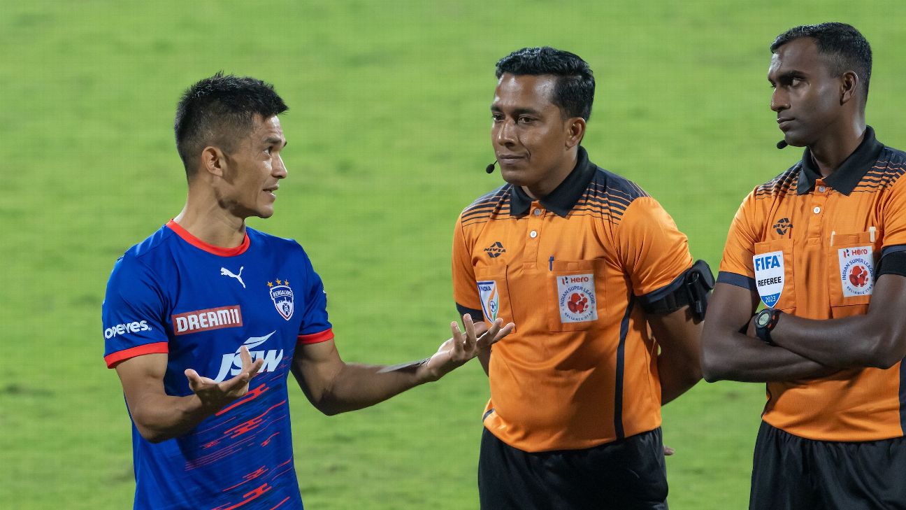 Kerala Blasters abandona o relvado após golo de Sunil Chhetri e Bengaluru  avança para as meias-finais