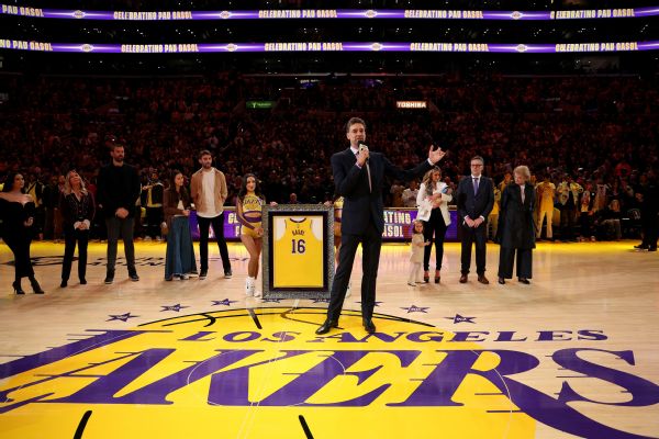 Lakers retire Gasol’s jersey, place beside Kobe’s