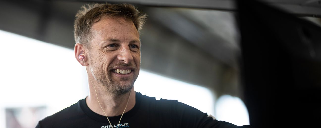 Mantan juara F1 Jenson Button mengikuti tiga balapan NASCAR