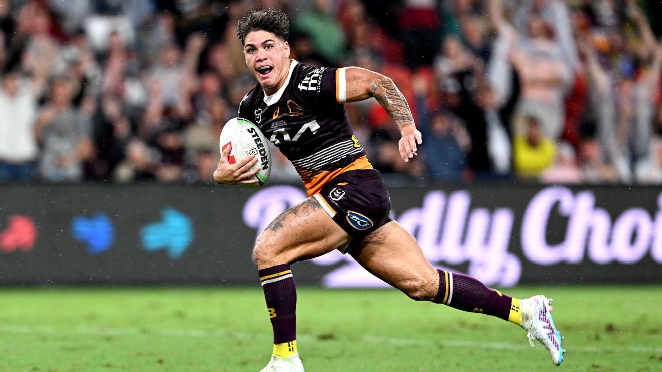 Reece Walsh runs during a Brisbane Broncos NRL training session at