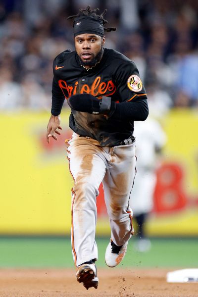 Why has Orioles CF Cedric Mullins struggled against left handed pitching in  2022?