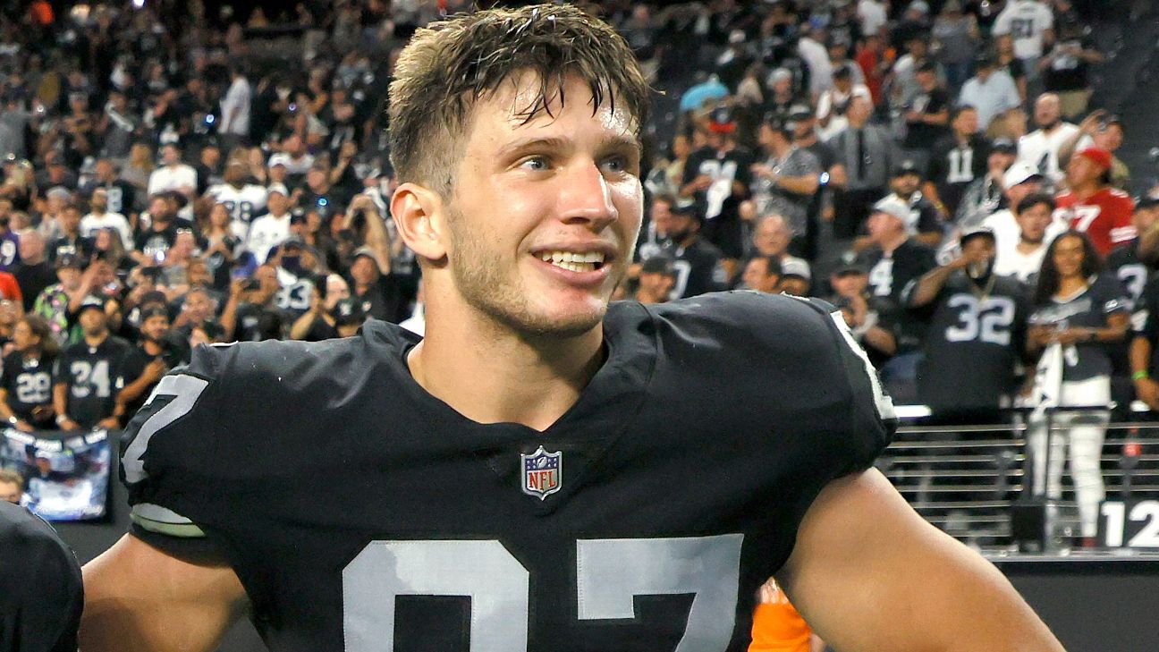 Report: Former Raiders tight end Foster Moreau signs with Saints after  cancer diagnosis