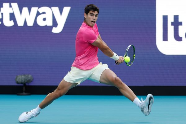Alcaraz advances at Miami Open, remains No. 1