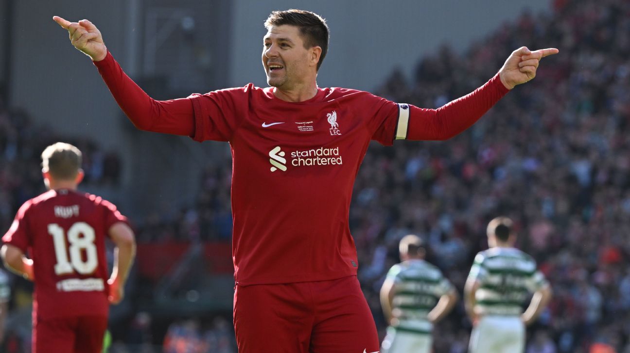 Gerrard provoca e leva 'chuva de garrafas' em amistoso entre