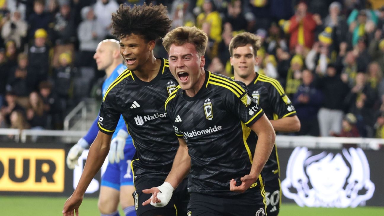 COLUMBUS, OH - APRIL 16: Columbus Crew goalkeeper Eloy Room (1