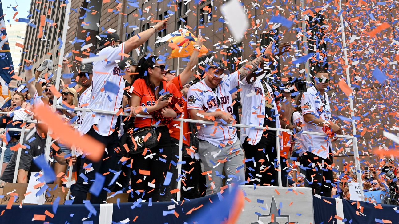 Astros fans team up in epic game of catch to return dropped hat at World  Series parade - ABC7 Chicago