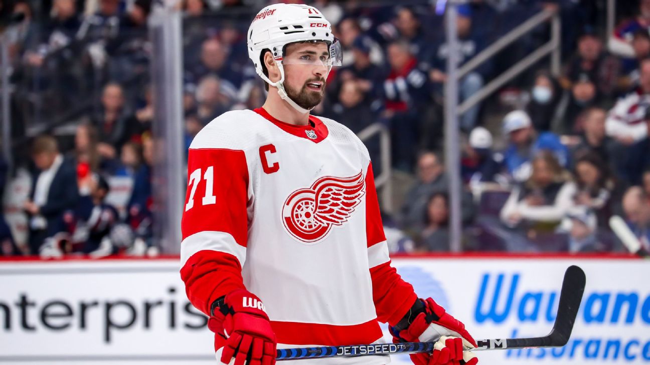 Red Wings' Larkin knocked unconscious after cross-check from behind