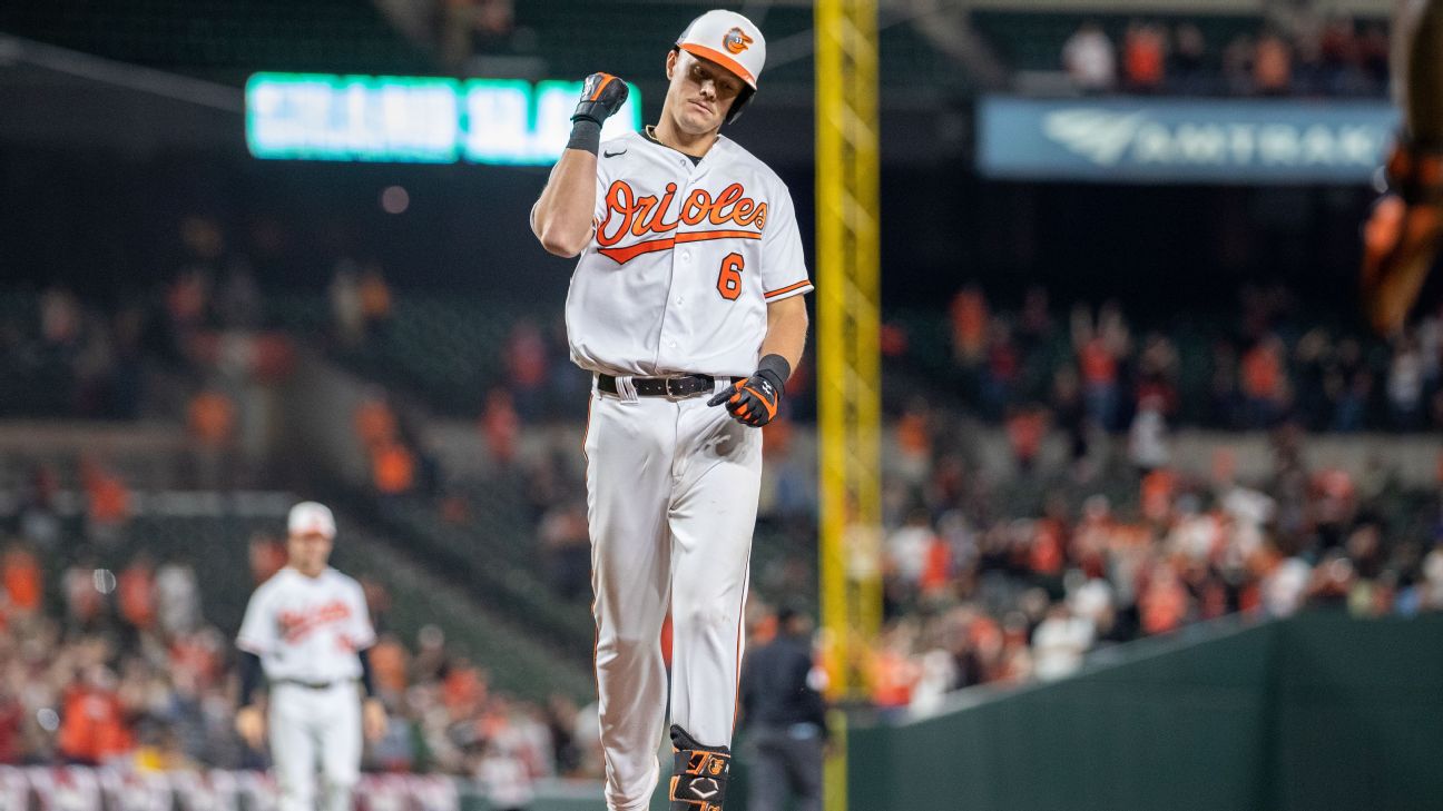 Eddie Murray of the Baltimore Orioles becomes the first player in