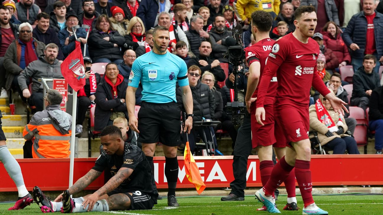 Ref avoids ban for apparent elbow on Robertson