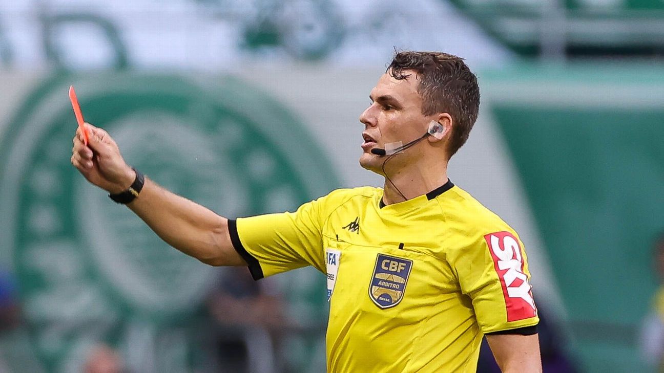 Auxiliar de Abel protesta contra arbitragem em Palmeiras x Corinthians - SBT