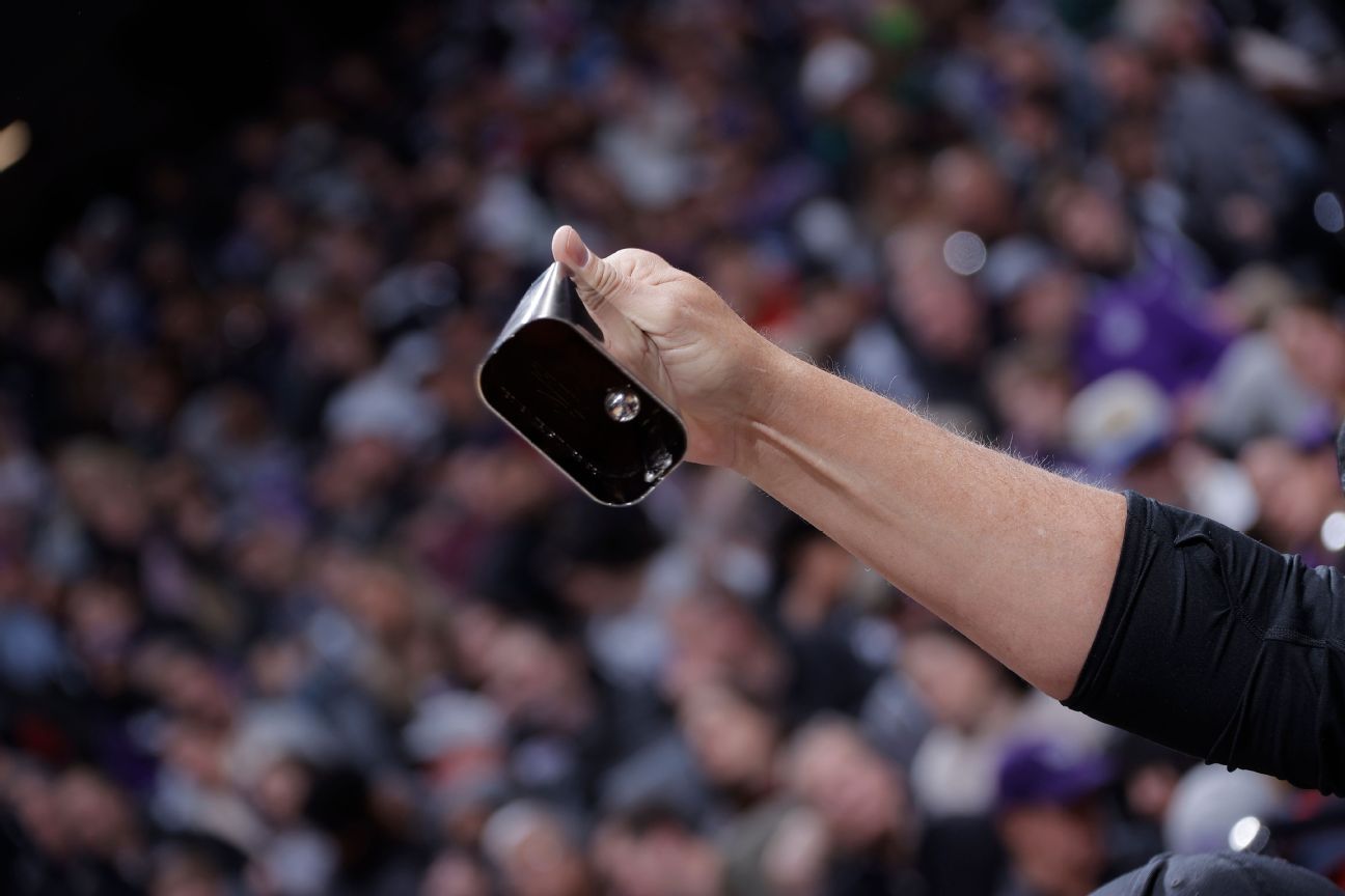 No cowbell: Kings fans can't ring in Dubs' house thumbnail