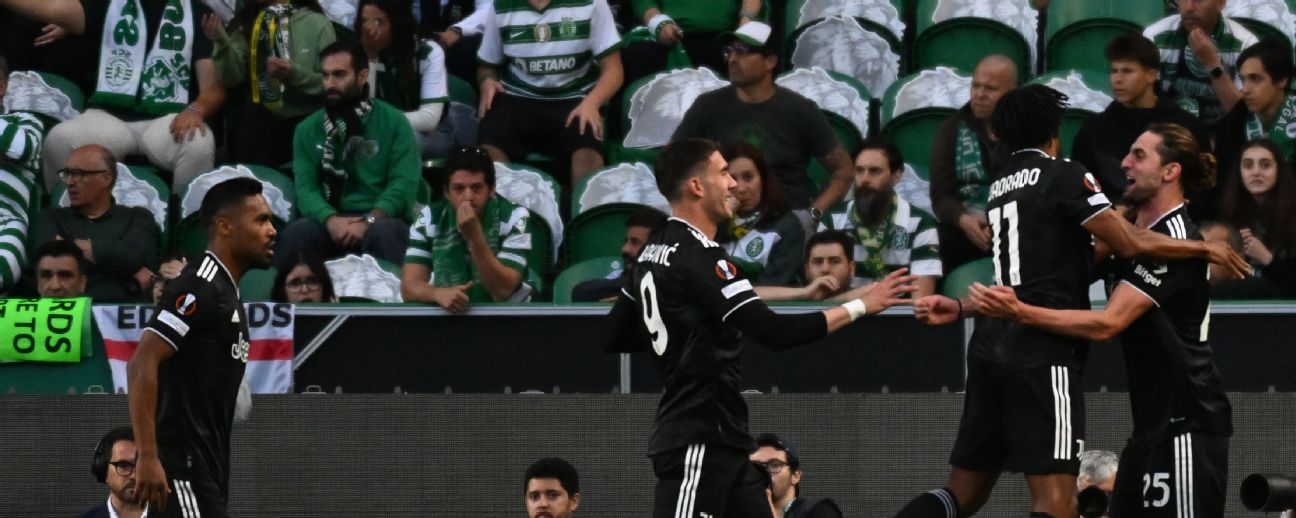 Paulinho of Sporting CP celebrates with teammates after scoring a News  Photo - Getty Images