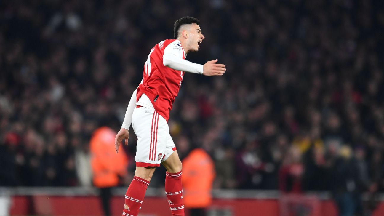 Despite late goals, leaders Arsenal held by relegation-threatened Southampton