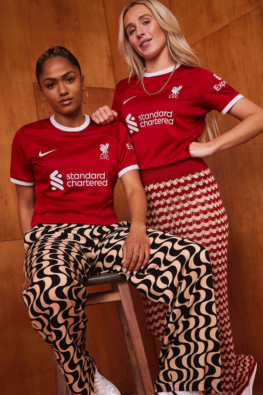 Liverpool stars don '70s flares to unveil 2023-24 home kit - ESPN