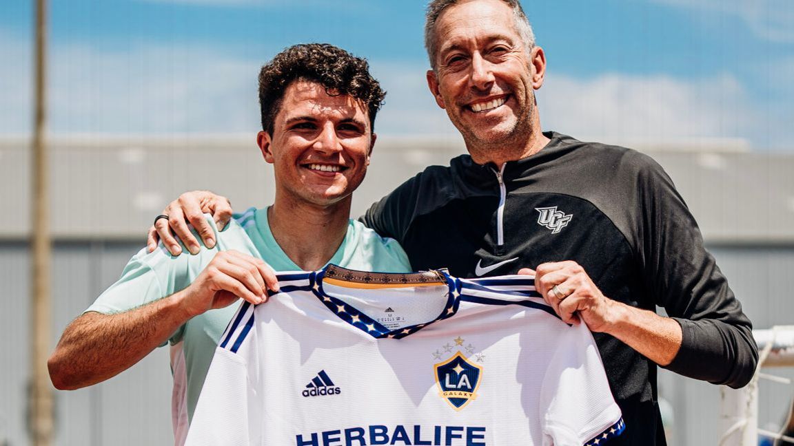 LA Galaxy presenta su nueva camiseta para la temporada 2022 de la