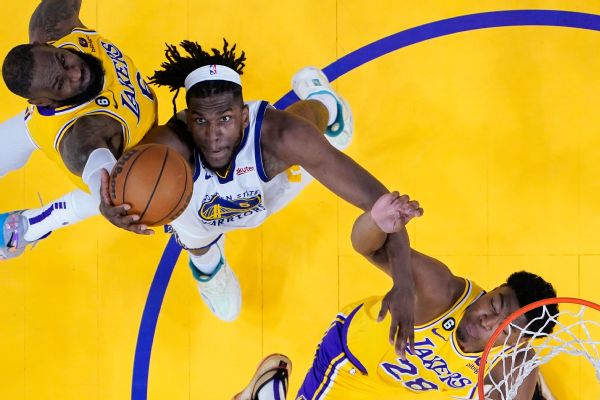 Los Angeles Lakers forward LeBron James, left, and Golden State Warriors forward Kevon Looney [600x400]