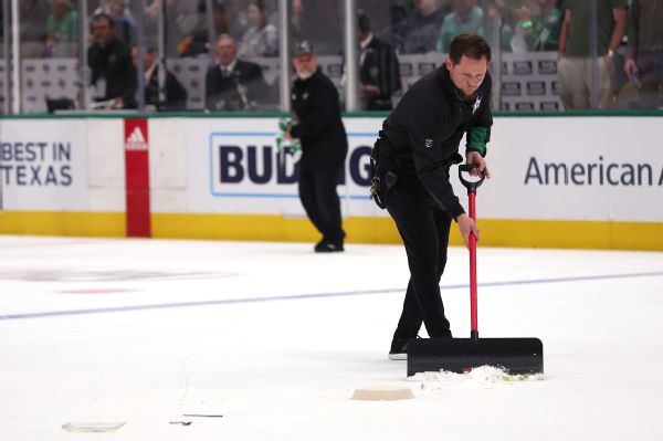 Stars apologize for fans throwing debris on ice