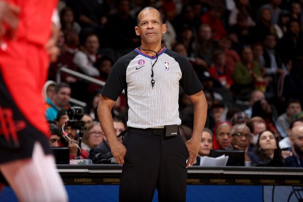 Sources: NBA investigating ref over alleged tweets