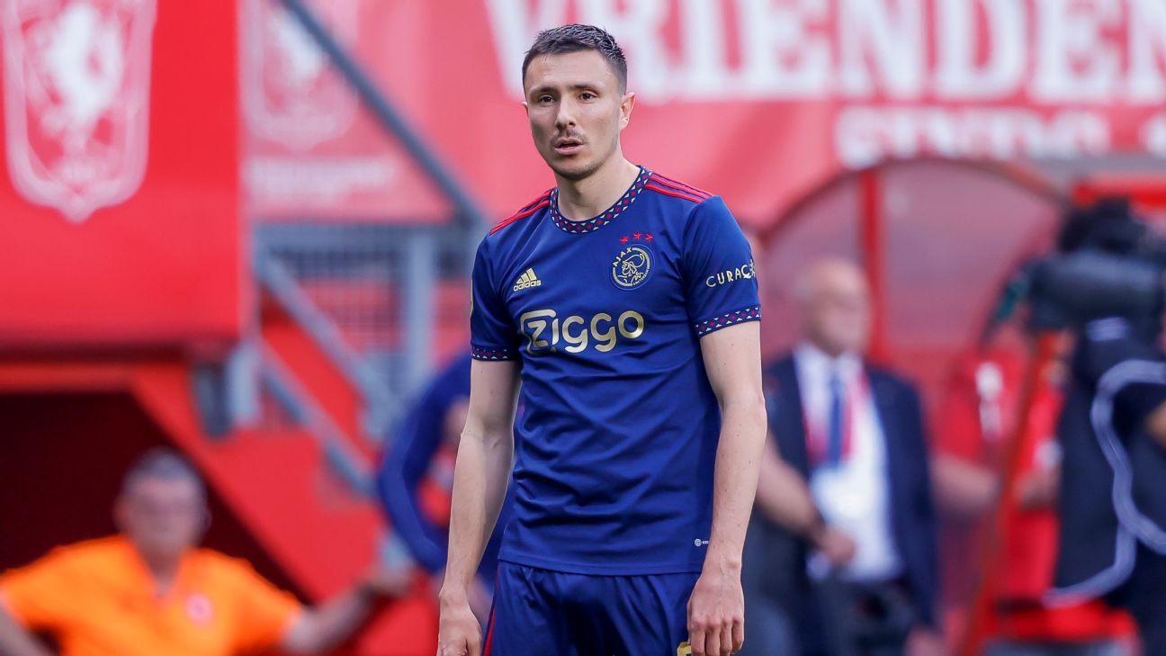 Ajax’s Steven Berghuis sorry for striking fan following loss