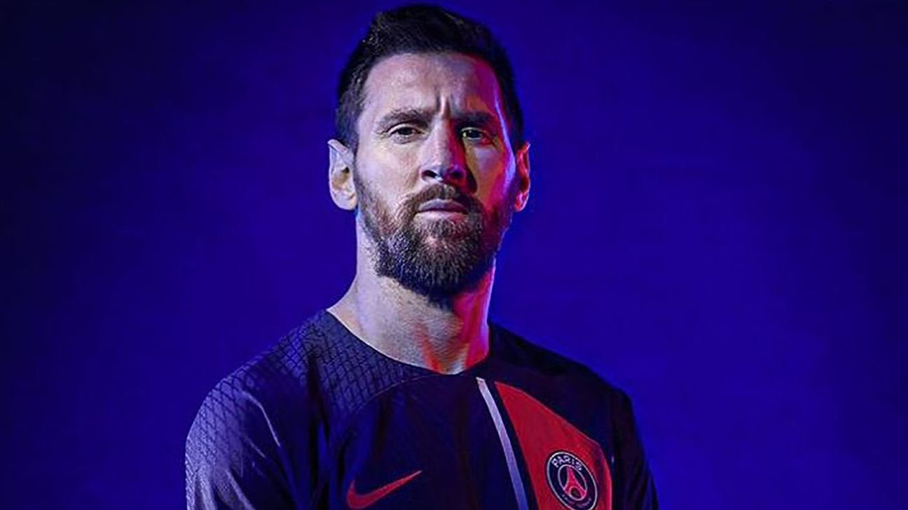 messi with psg jersey