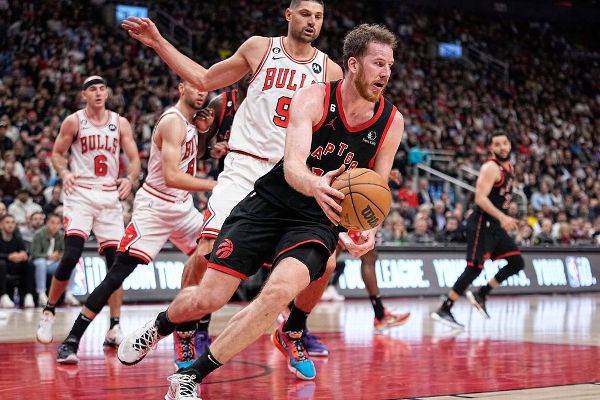 Poeltl back to Raps on 4-year deal, sources say