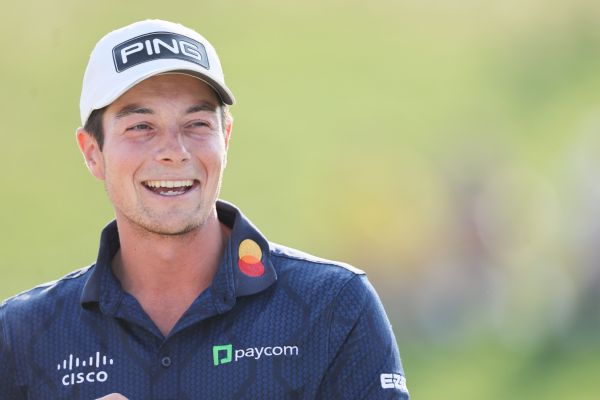 Champ to caddie: Hovland helps pal’s Open bid