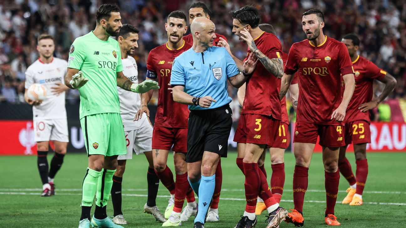 Sources: UEFA not unhappy with ref in UEL final