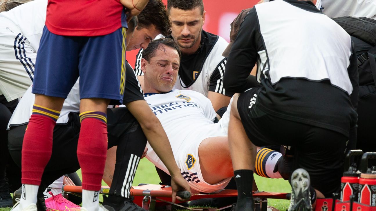 Chicharito suffers torn ACL; set to miss season