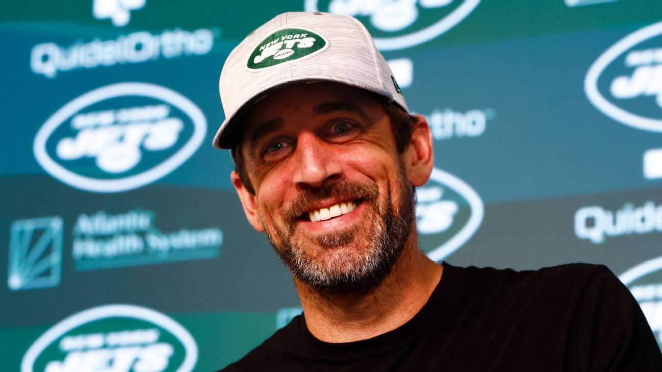 Aaron Rodgers starts 'different' Jets training camp with patient approach -  ESPN