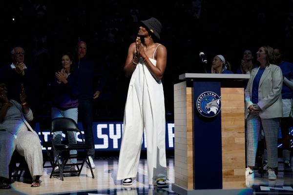 Fowles’ career celebrated as Lynx retire jersey