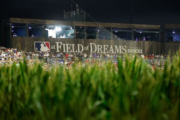 Report: Giants vs. Cards in 'Field of Dreams' game