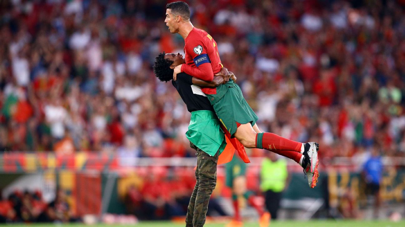 Não foi Speed que invadiu o campo e beijou os pés a Cristiano Ronaldo -  Futebol Divertido