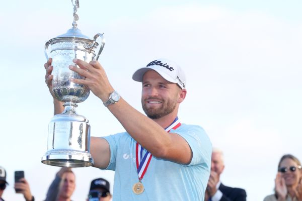 Clark wins U.S. Open by 1 shot for first major