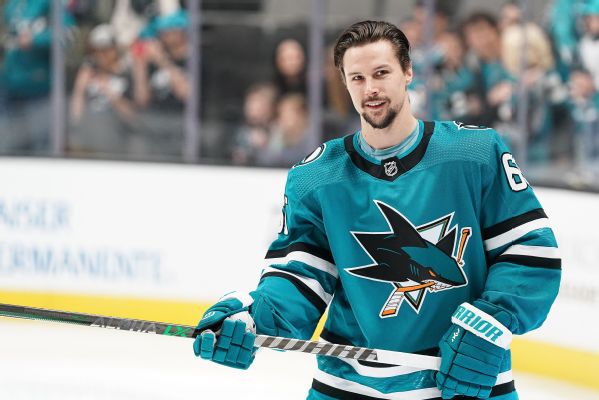 Sharks send Karlsson to Pens in 3-team trade