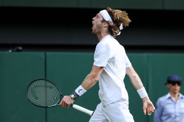 'Lucky shot' helps Rublev to Wimbledon quarters