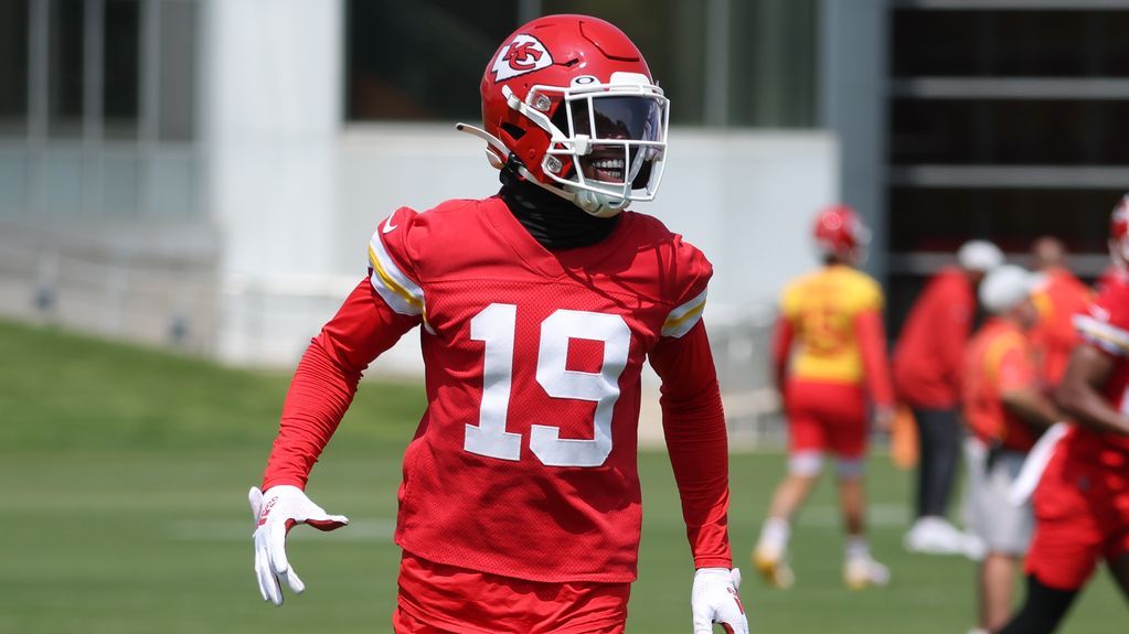 Chiefs' Smith-Schuster misses practice with sore knee