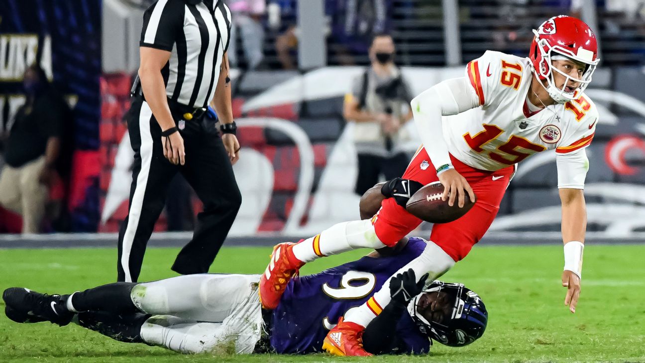 Ex-Giants lineman picks off Chiefs' Patrick Mahomes in Bengals