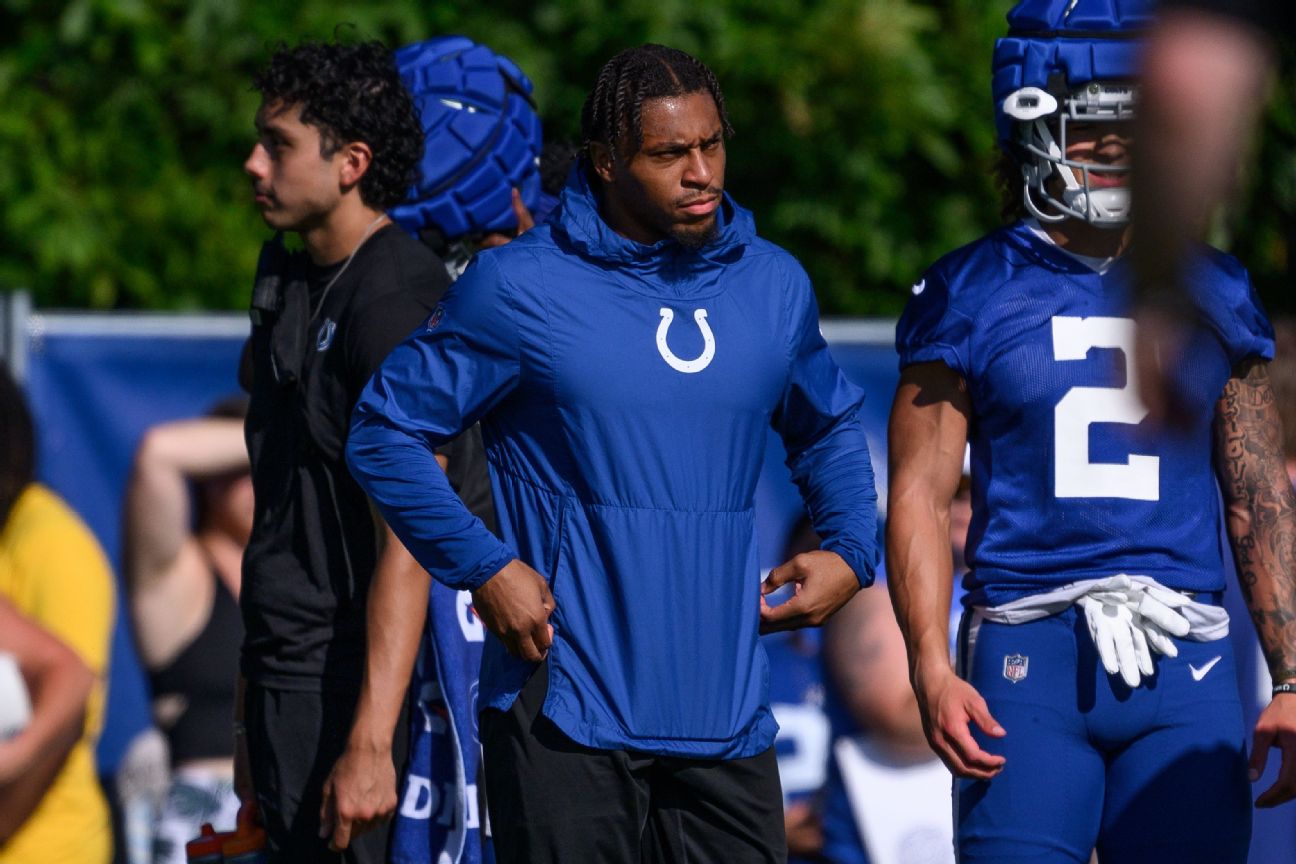 Taylor, amid standoff, leaves Colts to rehab ankle