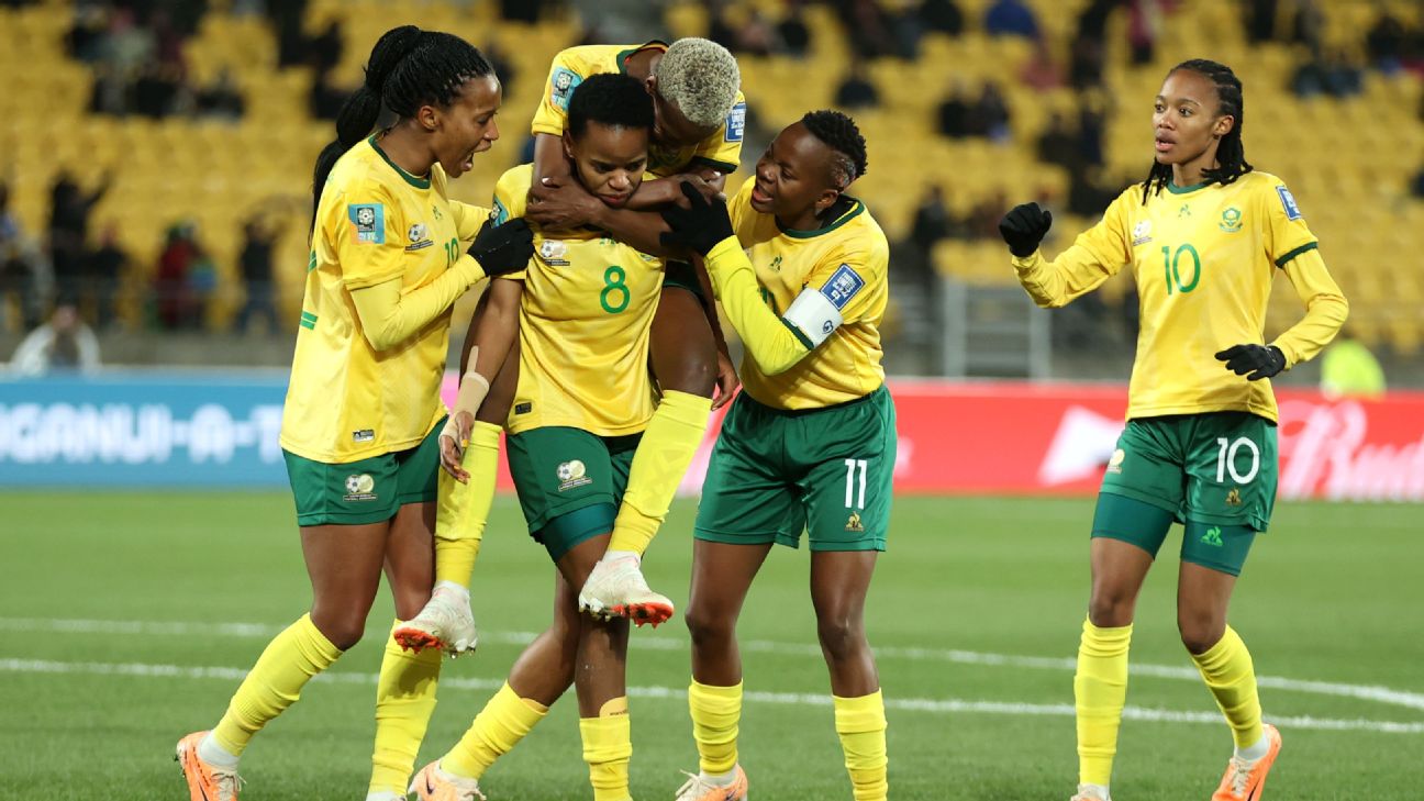 South Africa shock Italy to qualify for knockouts