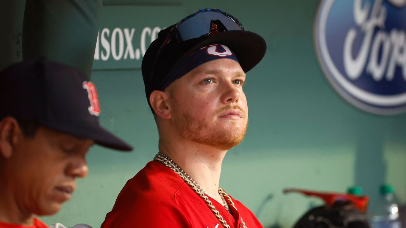 Alex Verdugo Shows La Vida Baseball his Chains