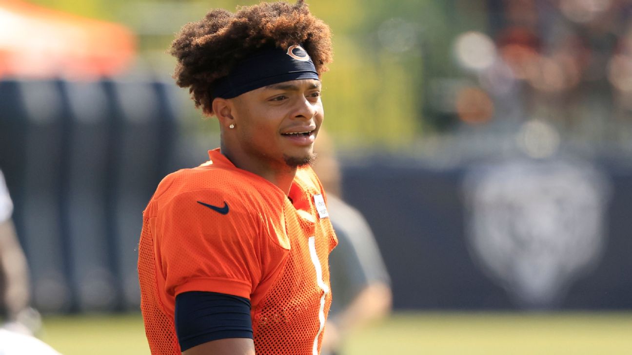 Bears cite 'experience' for keeping Justin Fields in lopsided loss