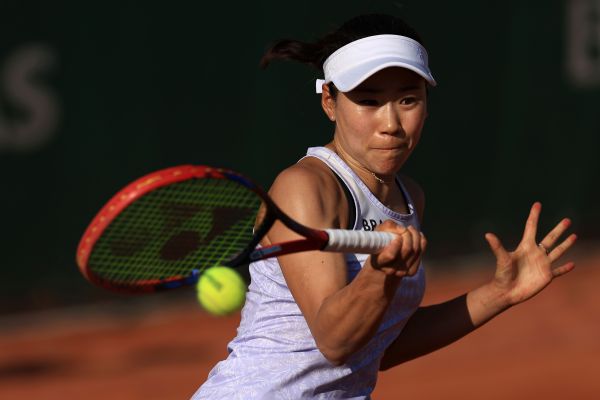 Hibino to face Nosková in rain-hit Prague final