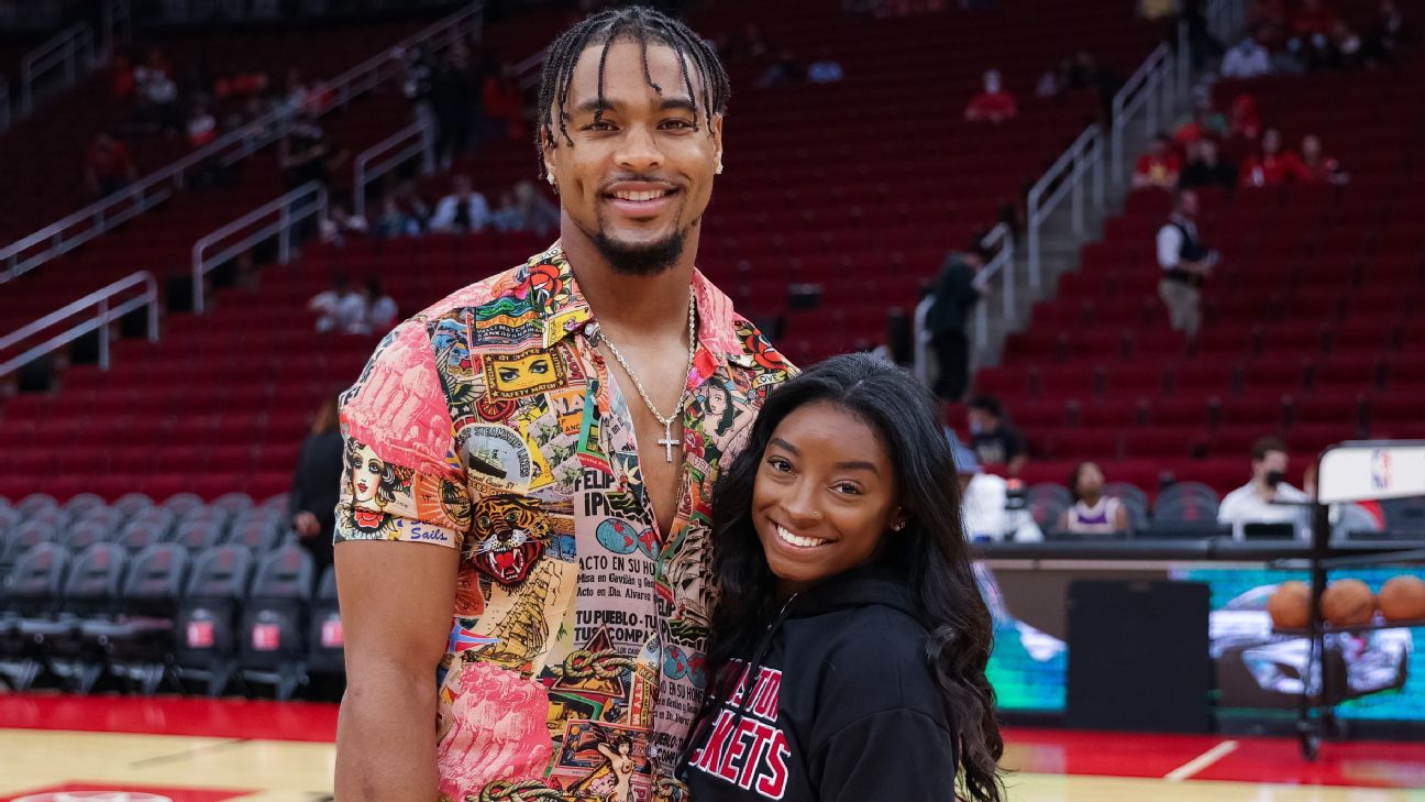 Simone Biles Supports Jonathan Owens at Green Bay Packers