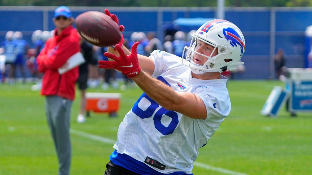 Buffalo Bills tight end Dalton Kincaid (86) throws the ball during