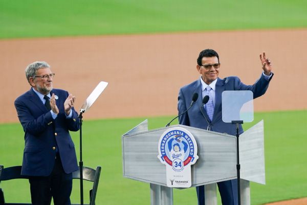 Dodgers fete ’emotional’ Valenzuela, retire No. 34