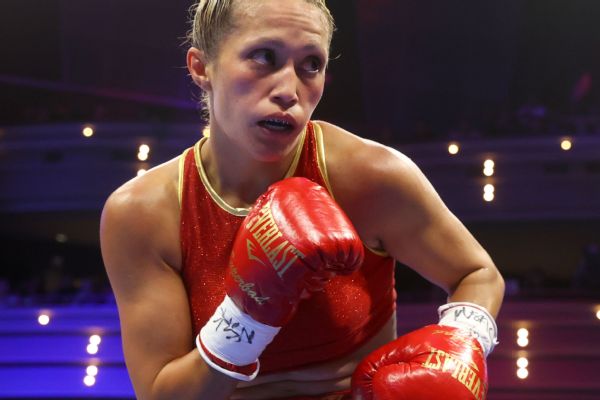 Strawweight champion Estrada has hand surgery