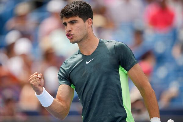 World No. 1s Alcaraz, Swiatek into W&S quarters